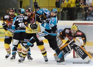 Vienna Capitals - Black Wings Linz Albert Schulzhalle EBEL Saison 2015-16 #15 Brett McLean, #19 Andrew Jacob Kozek, #30 David Kickert ©Puckfans.at/Andreas Urban