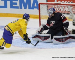 IIHF World Junior Championship 2016 Finland/Helsinki, Helsingin Jäähalli SWE - USA Joel Eriksson Ek #20, Alex Nedeljkovic #31 ©Puckfans.at/Andreas Robanser