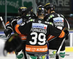 Torjubel Graz 99ers, Matt Fornataro #39, Corin Konradsheim #7 ©Puckfans.at/Werner Krainbucher