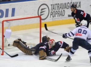 Slovan Bratislava - Dynamo Moskau KHL Saison 2015-16 Slofnaft Arena Bratislava Barry Brust #33, Ilya Shipov #98 ©Puckfans.at/Andreas Robanser