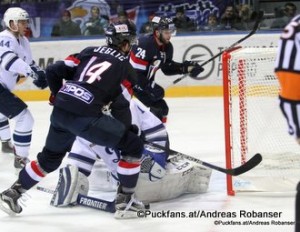 Slovan Bratislava - Dynamo Moskau KHL Saison 2015-16 Slofnaft Arena Bratislava Dmitri Sinitsyn #44, Ziga Jeglic #14, Rok Ticar #24, Alexander Yeryomenko #1 ©Puckfans.at/Andreas Robanser