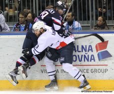 Slovan Bratislava - Medvescak Zagreb KHL Saison 2015-16 Slofnaft Arena Bratislava Pavol Skalický #28, Thomas Larkin #9 ©Puckfans.at/Andreas Robanser