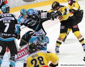 Vienna Capitals - EHC Black Wings Linz Albert Schultz Halle EBEL Saison 2015-16 Brett Palin #7, Robert Lukas #55, Matt Dzieduszycki #56 ©Puckfans.at/Andreas Robanser