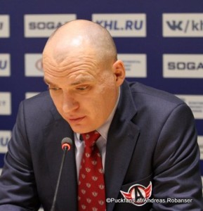 Head Coach Andrei Razin Avtomobilist Yekaterinburg ©Puckfans.at/Andreas Robanser