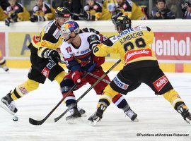 Vienna Capitals - EC Red Bull Salzburg Albert Schultz Halle EBEL Saison 2015-16 John Hughes #72, Sven Klimbacher #29 ©Puckfans.at/Andreas Robanser
