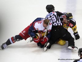 Vienna Capitals - EC Red Bull Salzburg Albert Schultz Halle EBEL Saison 2015-16 Brian Fahey #2, Jonathan Ferland #24 ©Puckfans.at/Andreas Robanser