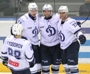 Dynamo Moskau  KHL Saison 2015-2016 Artyom Fyodorov #88, Maxim Karpov #97, Ilya Shipov #98, Mat Robinson #37 ©Puckfans.at/Andreas Robanser