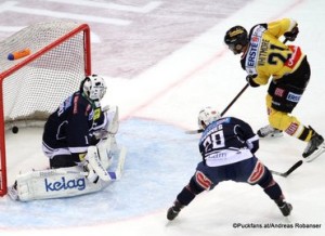 EBEL 1/4 Finale Game 3:  Vienna Capitals - EC VSV Jean-Philippe Lamoureux #1, Christian Jennes #28, Derek Whitmore #21 ©Puckfans.at/Andreas Robanser