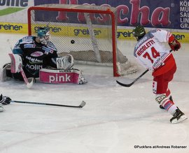 EBEL 1/4 Finale Game 4: EHC Black Wings Linz - HCB Südtirol Michael Ouzas #29, Dave Nicoletti #74 ©Puckfans.at/Andreas Robanser
