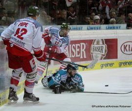 EBEL 1/4 Finale Game 4: EHC Black Wings Linz - HCB Südtirol Matt Pope #42, Steve Saviano #12 ©Puckfans.at/Andreas Robanser