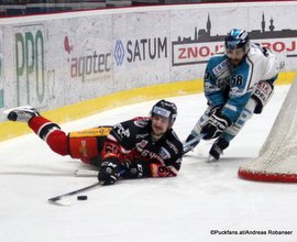 EBEL 1/2 Finale Game 1: HC Orli Znojmo - EHC Black Wings Linz Ondrej Sedivy #64, Sébastien Piché #58 ©Puckfans.at/Andreas Robanser