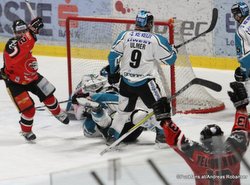 EBEL 1/2 Finale Game 5: HC Orli Znojmo - EHC Black Wings Linz Martin Podesva #20, Jason Ulmer #9, Colton Yellow Horn #13 ©Puckfans.at/Andreas Robanser