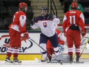 2016 IIHF U18 World Champioship SVK - DEN Ralph Enhelstad Arena, Grand Forks Victor Hansen #3, Dusan Kmec #5, Nikolaj Krag Christensen #11 ©hockeyfans.ch/Andreas Robanser