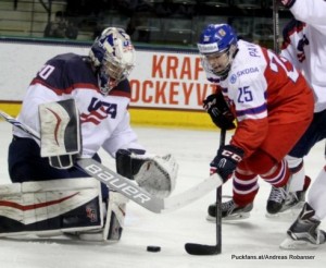 2016 IIHF U18 World Championship 1/4 Final USA - CZE Ralph Engelstad Arena, Grand Forks Jake Oettinger #30, Radovan Pavlík #25 ©hockeyfans.ch/Andreas Robanser