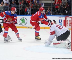 2016 IIHF World Championship Russia, VTB Ice Palace, Moscow RUS - SUI Yevgeni Kuznetsov #92, Alexander Ovechkin #8, Reto Berra #20 ©Puckfans.at/Andreas Robanser