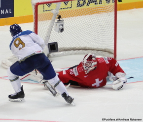 2016 IIHF World Championship Russia, Ice Palace, Moscow  SUI - KAZ Nigel Dawes #9, Reto Berra #20 ©Puckfans.at/Andreas Robanser