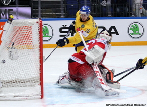 2016 IIHF World Championship Russia, Ice Palace, Moscow  SWE - DEN Mikael Backlund #18, Sebastian Dahm #32 ©Puckfans.at/Andreas Robanser