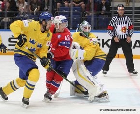 2016 IIHF World Championship Russia, VTB Ice Palace, Moscow NOR - SWE Mathis Olimb #46, Jacob Markström #25, Referee Peter Gebei ©Puckfans.at/Andreas Robanser