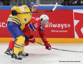 2016 IIHF World Championship Russia, VTB Ice Palace, Moscow NOR - SWE Mikael Backlund #18, Andreas Martinsen #24 ©Puckfans.at/Andreas Robanser