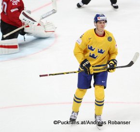 2016 IIHF World Championship Russia, VTB Ice Palace, Moscow SUI - SWE Andre Burakovsky #65, Reto Berra #20 ©Puckfans.at/Andreas Robanser