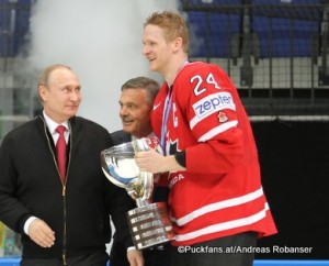 2016 IIHF World Championship Russia, VTB Ice Palace, Moscow Finale FIN - CAN Vladimir Putin, Rene Fasel, Corey Perry #24 ©Puckfans.at/Andreas Robanser