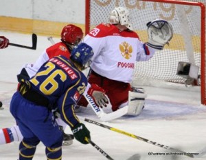 Ivan Hlinka Memorial 2016 SWE - RUS Bratislava Slovnaft Arena  Fabian Zetterlund #26, Alexander Alexeyev #4, Dmitri Raiko #29 ©Puckfans.at/Andreas Robanser