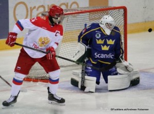 Ivan Hlinka Memorial 2016 SWE - RUS Bratislava Slovnaft Arena Klim Kostin #24, Olle Eriksson Ek #1 ©Puckfans.at/Andreas Robanser