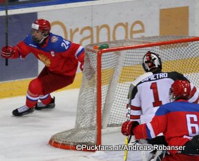 Ivan Hlinka Memorial 2016 RUS - CAN Bratislava Slovnaft Arena Klim Kostin #24, Michael DiPietro #1 ©hockeyfans.ch/Andreas Robanser