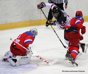Ivan Hlinka Memorial 2016 RUS - CAN Bratislava Slovnaft Arena Artyom Melnikov #1, Joseph Veleno #9, Alexander Alexeyev #4 ©Puckfans.at/Andreas Robanser