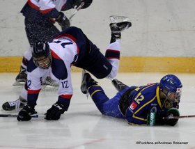 Ivan Hlinka Memorial 2016 SVK - SWE Bratislava Slovnaft Arena Filip Krivosik #12, Lukas Elvenes #12 ©Puckfans.at/Andreas Robanser