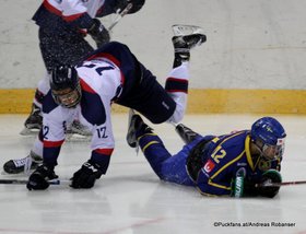 Ivan Hlinka Memorial 2016 SVK - SWE Bratislava Slovnaft Arena  Filip Krivosik #12, Lukas Elvenes #12 ©Puckfans.at/Andreas Robanser