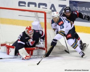 HC Slovan Bratislava - HK Sochi Slovnaft Arena Barry Brust #33, Igor Ignatushkin #18, Kyle Chipchura #24 ©Puckfans.at/Andreas Robanser