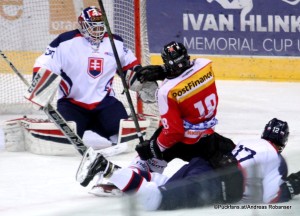 Ivan Hlinka Memorial 2016 Bratislava Slovnaft Arena  SVK - SUI Juraj Sklenar #30, Dario Wüthrich #18, Filip Krivosik #12 ©Puckfans.at/Andreas Robanser