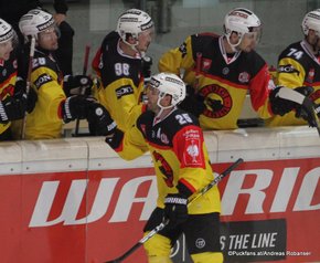 Champions Hockey League EHC Black Wings Linz - SC Bern Eissporthalle Keine Sorgen Arena Linz Torjubel SCB, Andrew Ebbett #25 ©Puckfans.at/Andreas Robanser