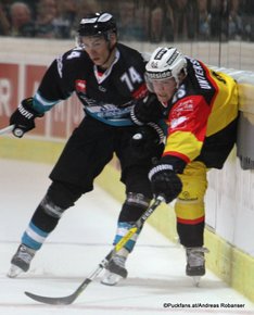 Champions Hockey League EHC Black Wings Linz - SC Bern Eissporthalle Keine Sorgen Arena Linz Daniel Oberkofler #74, Ramón Untersander #65 ©Puckfans.at/Andreas Robanser