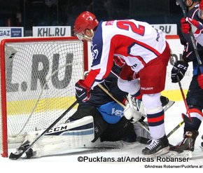 Medvescak Zagreb - CSKA Moskau Kirill Petrov #27 trifft zum 3:1, Niko Hovinen #32 Dom Sportova ©Puckfans.at/Andreas Robanser