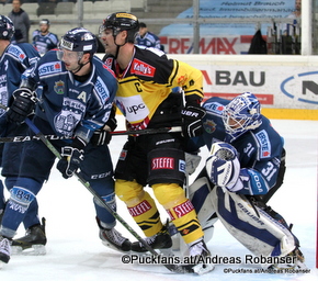 Vienna Capitals - Fehervar AV19  János Vas #84, Jonathan Ferland #24, Miklos Rajna #31 Albert Schultz-Eishalle  ©Puckfans.at/Andreas Robanser