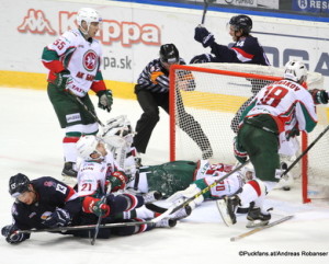 Slovan Bratislava - Ak Bars Kazan Slovan trifft zum 2:1 OT, Václav Nedorost #13, Stefan Elliott #21, Vladimir Tkachyov #55, Ziga Jeglic #14, Vladimir Tkachyov #55 Ondrej Nepela Arena ©Puckfans.at/Andreas Robanser