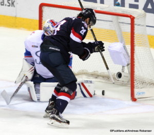 Slovan Bratislava - Lada Togliatti Game Winning Goal zum 3:2, Kyle Chipchura #24, Ilya Yezhov #33 Ondrej Nepela Arena ©Puckfans.at/Andreas Robanser