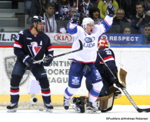 Slovan Bratislava - Lada Togliatti Ivan Svarny #51, Vasili Streltsov #32, Barry Brust #33 Ondrej Nepela Arena ©Puckfans.at/Andreas Robanser