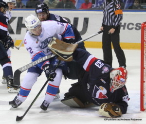 Slovan Bratislava - Lada Togliatti Viktor Komarov #22, Barry Brust #33, Andrej Meszaros #16 Ondrej Nepela Arena ©Puckfans.at/Andreas Robanser