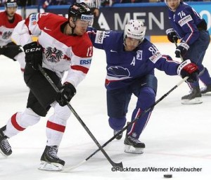 Michael Raffl im Duell mit Kevin Hecquefeuille IIHF World Championship 2015 ©Krainbucher Werner/Puckfans.at 