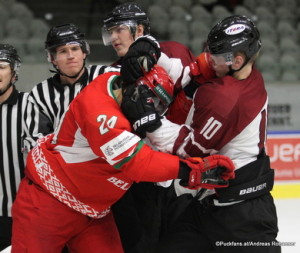 LAT - BLR Arseni Borisov #24, Reinis Martins #10 Eishalle Graz Liebenau ©Puckfans.at/Andreas Robanser