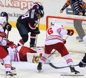 Slovan Bratislava - Jokerit Helsinki Jonathan Cheechoo #18, Ryan Zapolski #30, Topi Jaakola #6 Slovnaft Arena ©Puckfans.at/Andreas Robanser