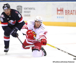 Slovan Bratislava - Jokerit Helsinki Jonathan Cheechoo #18, Chay Genoway #55 Slovnaft Arena ©Puckfans.at/Andreas Robanser