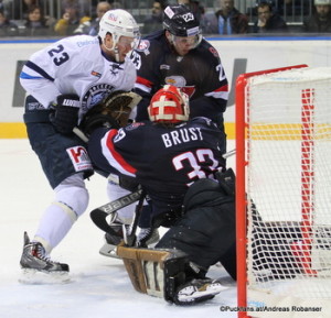 Slovan Bratislava - Dinamo Minsk Andrei Stas #23, Barry Brust #33, Nick Plastino #23 Slovnaft Arena ©Puckfans.at/Andreas Robanser