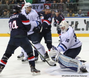 Slovan Bratislava - Dinamo Minsk Kyle Chipchura #24, Marc-André Gragnani #17, Jonathan Cheechoo #18, Ben Scrivens #30 Slovnaft Arena ©Puckfans.at/Andreas Robanser