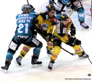 Vienna Capitals - EHC Black Wings Linz Philipp Lukas #21, Riley Holzapfel #21, Rafael Rotter #6 Albert Schultz-Eishalle ©Puckfans.at/Andreas Robanser