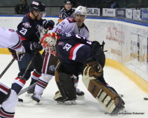 Slovan Bratislava - Dinamo Riga Nick Plastino#23, Barry Brust #33, Mikelis Redlihs #19 Slovnaft Arena ©Puckfans.at/Andreas Robanser