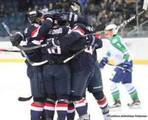 HC Slovan Bratislava - Salavat Yulaev Jonathan Cheechoo #18 Torjubel, Anton Lazarev #9 Ondrej Nepela Arena ©Puckfans.at/Andreas Robanser